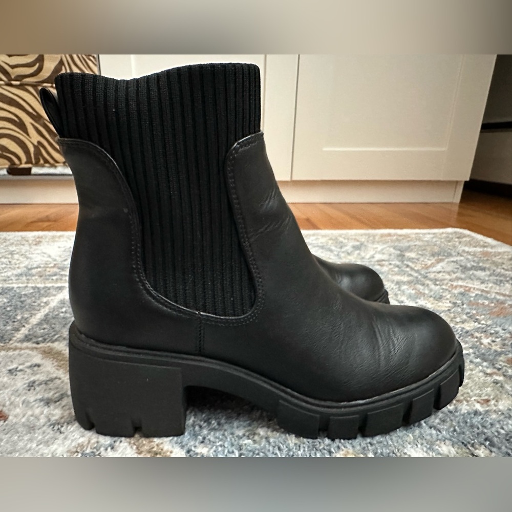 Black Chunky Sweater Knit Chelsea Boots Women’s size 6.5